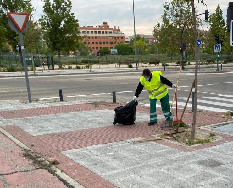 Alcobendas elimina las malas hierbas de la vía pública Alcobendas elimina las malas hierbas de la vía pública
