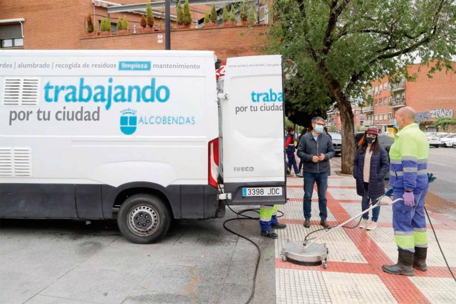 Alcobendas incrementa el barrido manual y el servicio de hidrolimpiadoras en el distrito Centro Alcobendas incrementa el barrido manual y el servicio de hidrolimpiadoras en el distrito Centro