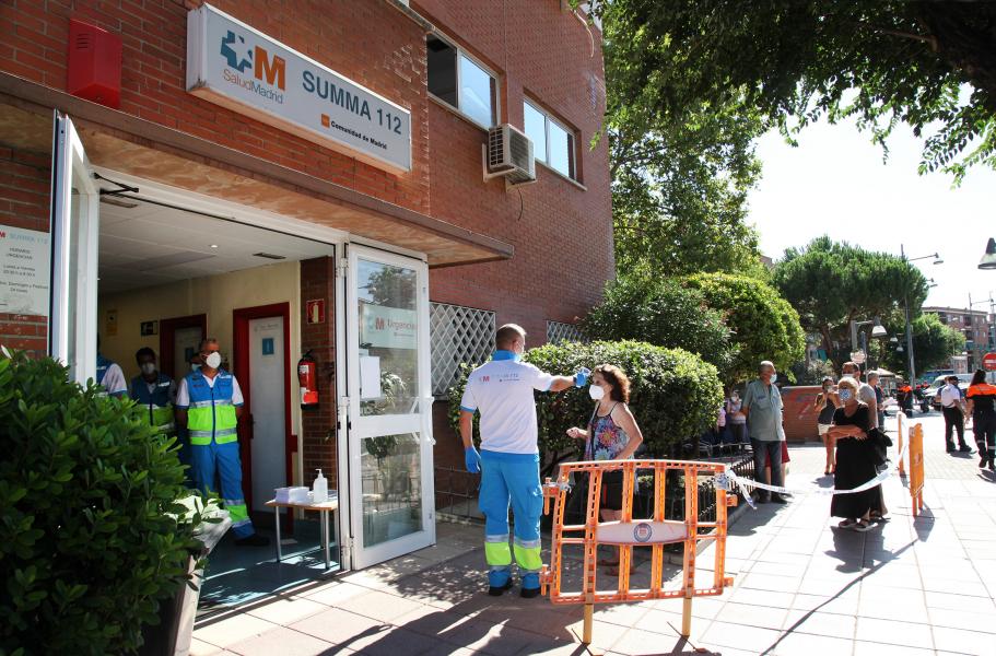 Mil vecinos de Alcobendas acuden hasta las 20 horas a realizarse la prueba PCR de Covid-19 Mil vecinos de Alcobendas acuden hasta las 20 horas a realizarse la prueba PCR de Covid-19