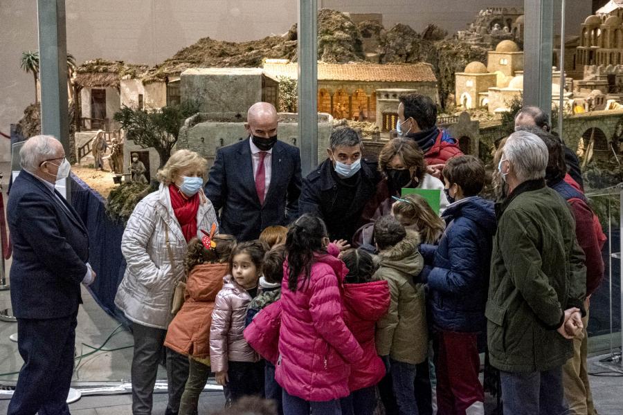 Inauguración Belén Municipal 2021-1.jpg El vicealcalde y un grupo de niños proceden al encendido del Belén
