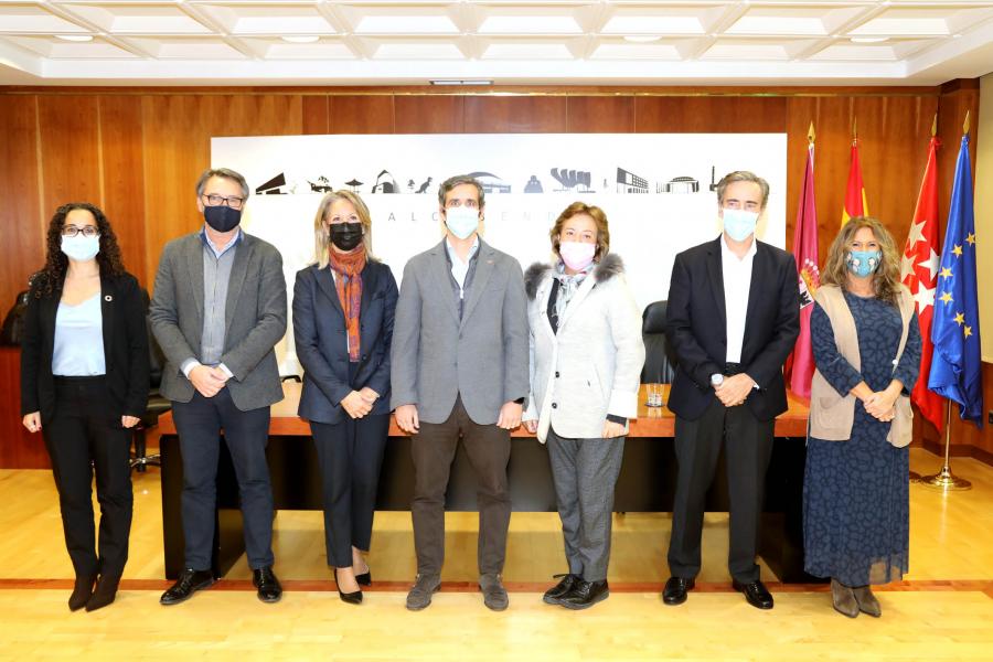Firma convenio urbanizaciones 2021.jpg Los firmantes del convenio del Ayuntamiento con las entidades de conservación de Urbanizaciones