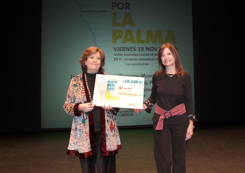 Entrega Cheque Alcobendas por la Palma.jpg La concejal hace entrega a Cruz Roja del cheque