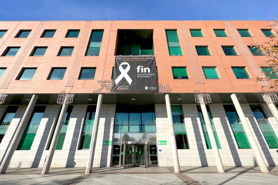 Fin002.jpg Fachada Ayto. Fin violencia género