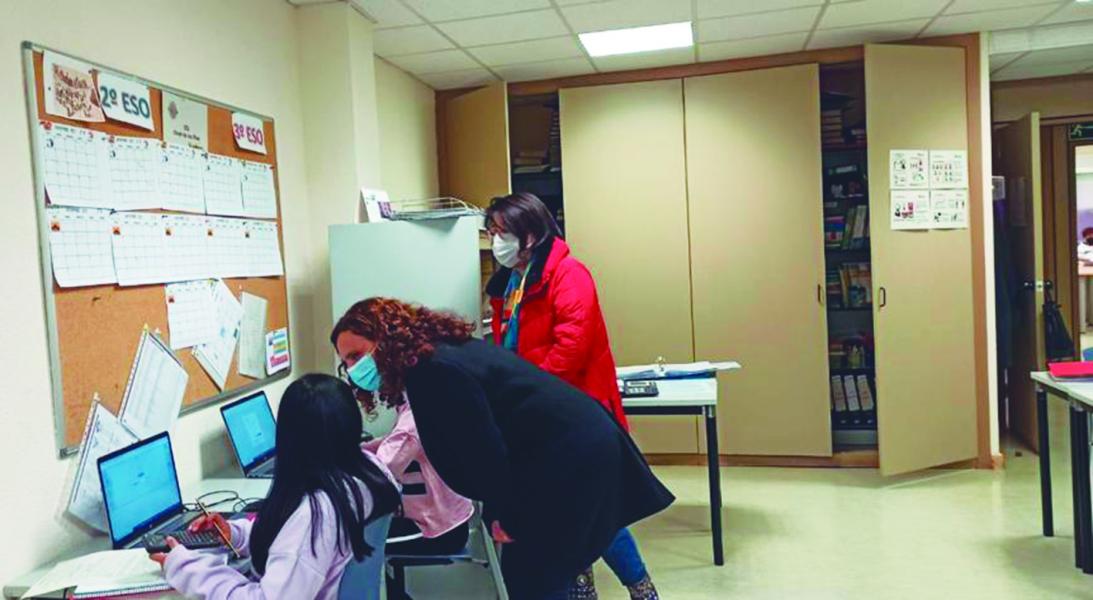 Refuerzo Escolar.jpg La concejal de Educación, Ana Sotos, en una de las sesiones de Tutoría de Tarde