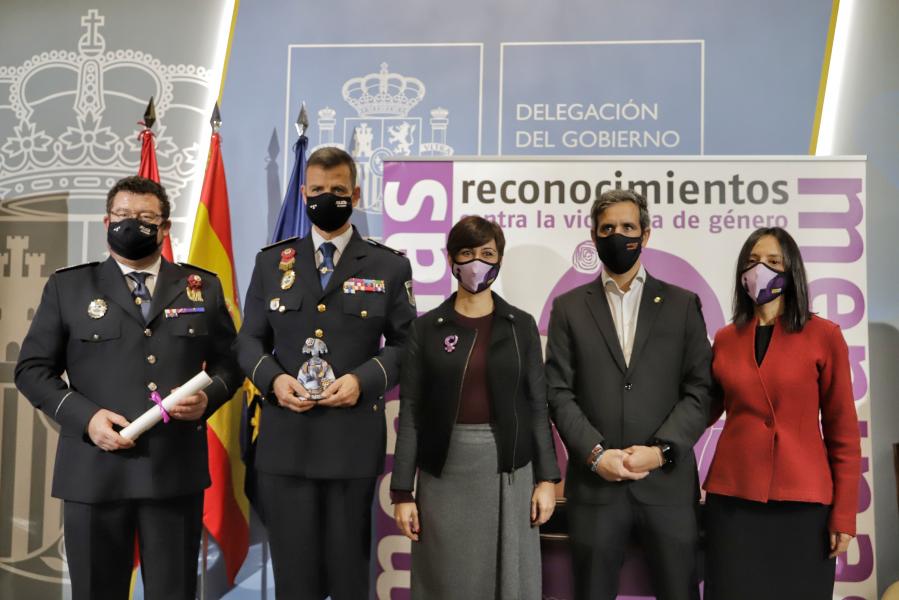 menina.jpg La ministra portavoz y la delegada del Gobierno entregaron estos reconocimientos