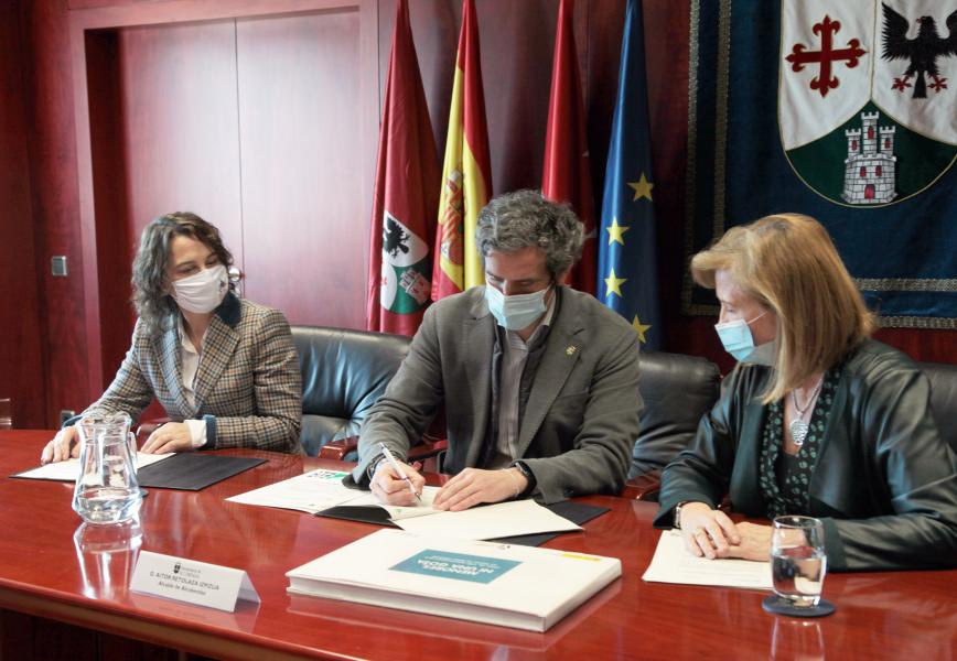 Convenio con FEBE.jpg El alcalde firma el convenio con FEBE