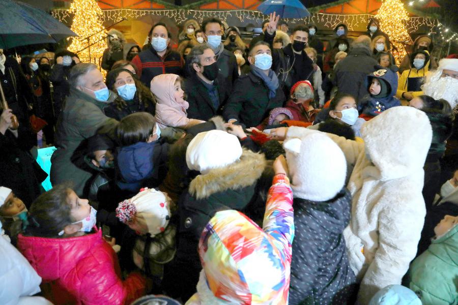 Encendido de Luces Navidad 2021 1.jpg Los niños, el alcalde y el vicealcalde apretando el botón que encendía las luces
