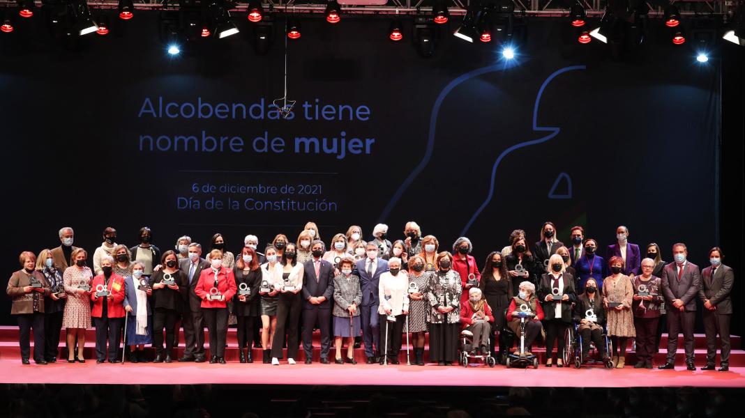 GRUPO.jpg Homenaje a mujeres por Día Constitución