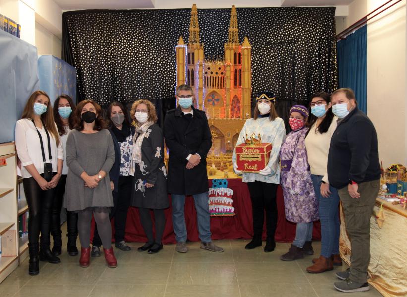 Visita belenes.jpg El vicealcalde y la concejal de Educación junto al Belén del CEIP Cataluña
