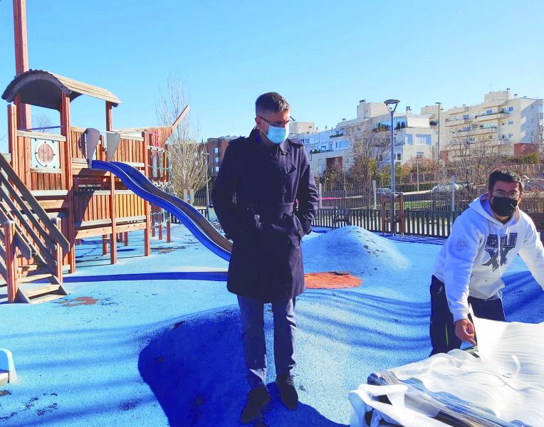 Areasinfantiles.jpg El vicealcalde, Sánchez Acera, ha supervisado el desarrollo de las obras en los parques