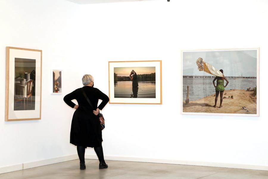 Encuentros003.jpg Mujer viendo la exposición 'Encuentros'