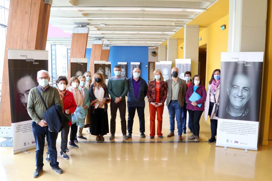 Exposición colectivo LGTBI+.jpg Los asistentes y autoridades a la exposición sobre el colectivo LGTBI+