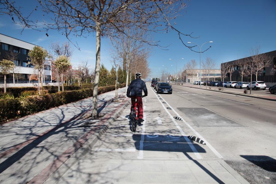 carrilbici.jpg Un usuario circulando por la reciente ampliación del carril bici