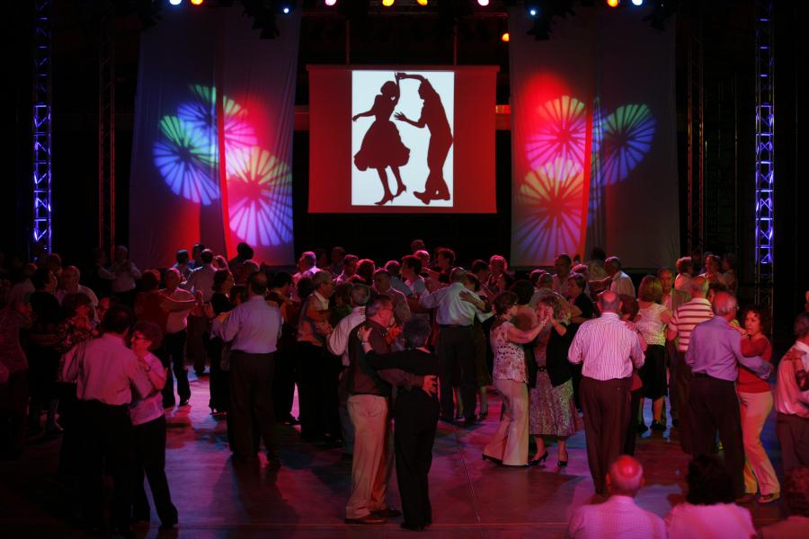 BAILE MAYORES.jpeg Los mayores se divierten bailando en La Esfera