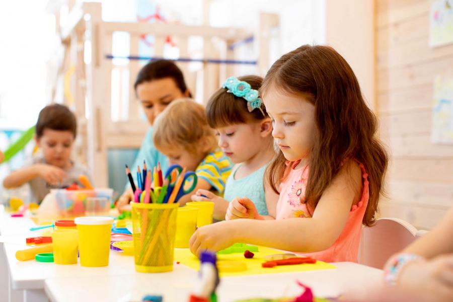 DiasSinCole.jpeg Los pequeños realizan actividades lúdicas y educativas en este programa