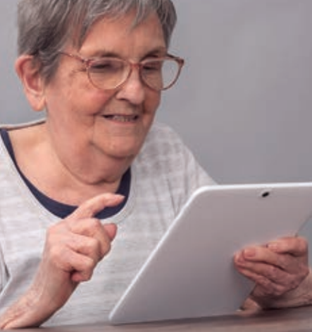 envejecimientoactivo.png Persona mayor con tablet