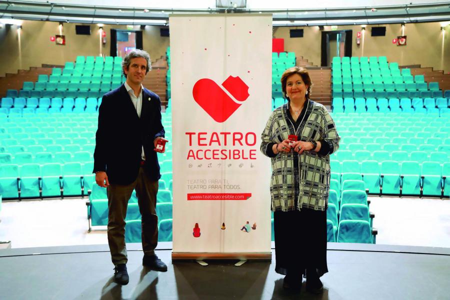 Teatro accesible.jpg el alcalde y la concejal de Cultura en el Teatro Auditorio