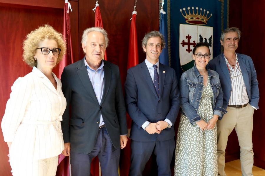 conv1.jpg El alcalde y a su derecha el administrador de DH Eco Energías