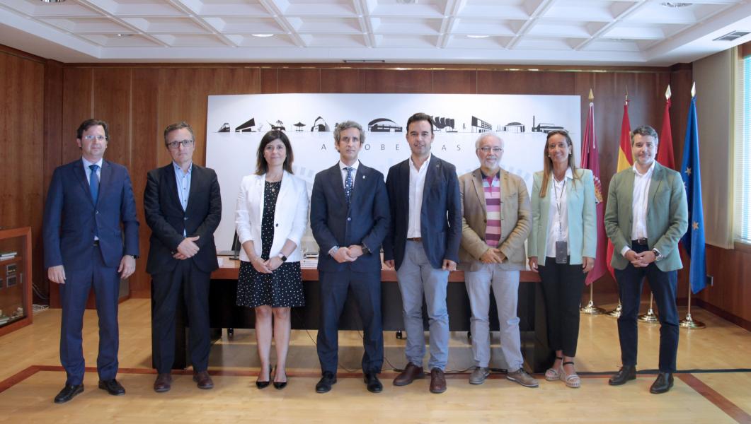 f1.jpg Foto de grupo de las nuevas companías que han suscrito el Pacto