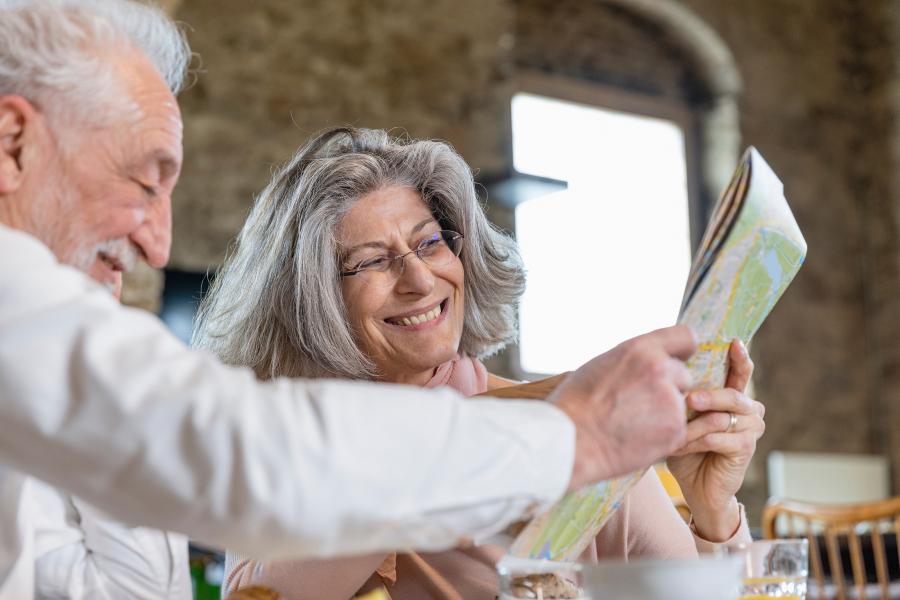 VIAJES CULTURALES MAYORES-1.jpg Personas mayores consultando un mapa