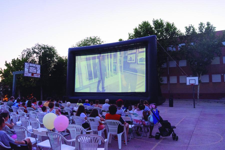 Cine de Verano 2022 CEIP Parque de Cataluña.jpg Cine de verano