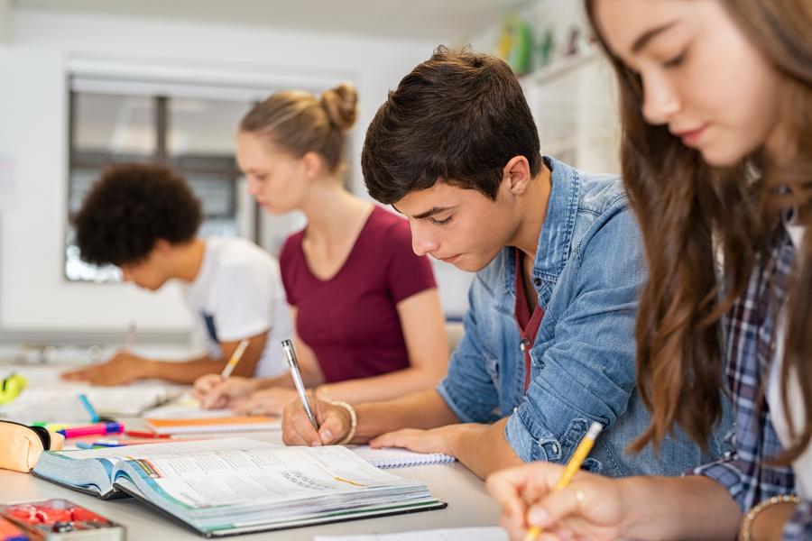 Becas. Estudiantes.jpg Grupo de estudiantes en aula