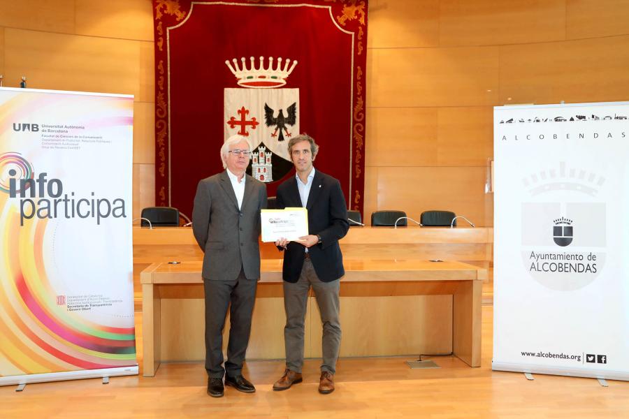 Infoparticipa020a.jpg El alcalde recibiendo el sello Infoparticipa