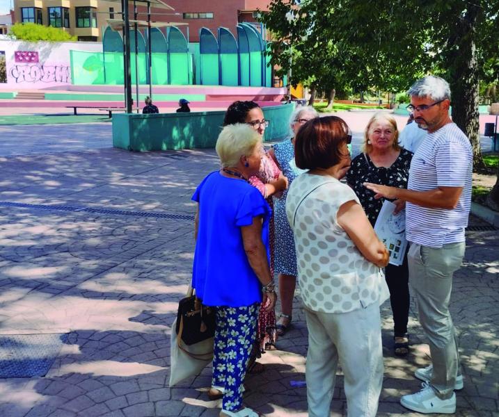 Reuniónvicealcalde-Vecinas.jpg El vicealcalde reunido con vecinas en el Parque Comunidad de Madrid