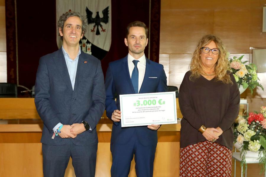 Intercon. Donación. ‘Centro de Día para personas sin hogar’.jpg Intercon dona 3.000 euros al ‘Centro de Día para personas sin hogar’