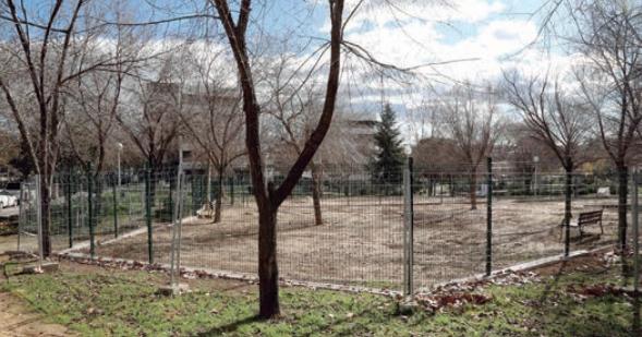 area.canina.jpg Esta zona canina estrena vallado rígido en su perímetro.