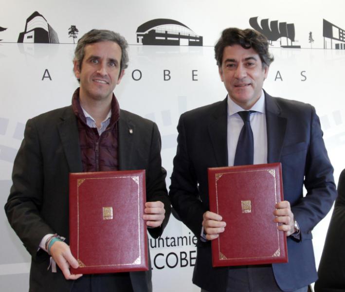 carreteras.cedidas.jpg El alcalde y el consejero tras la firma del acta de entrega