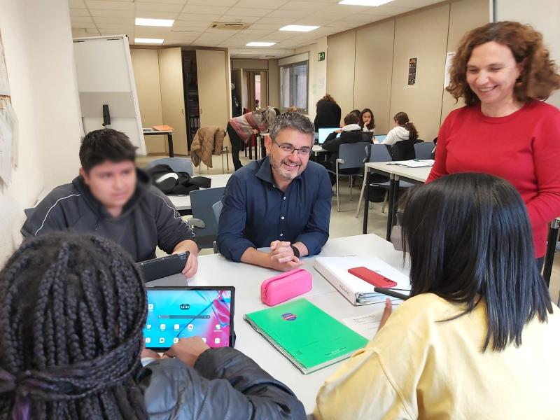 El vicealcalde y la concejal de educación en las tutorías de tarde.jpg El vicealcalde y la concejal de educación en las tutorías de tarde.