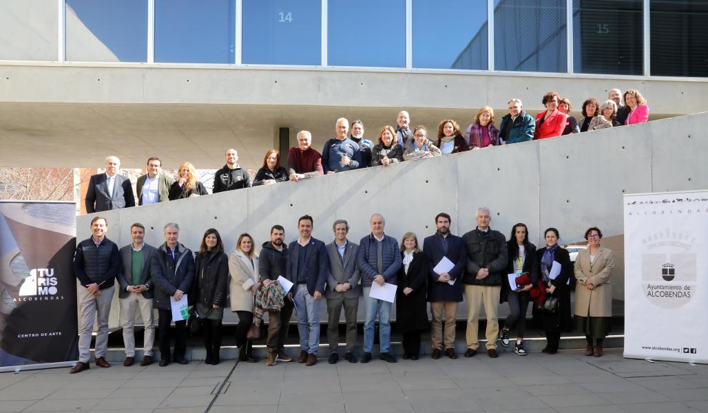 Reunión Constituyente del Consejo Municipal de Turismo - 001 Reunión Constituyente del Consejo Municipal de Turismo - Imagen de todos los reunidos posando en el exterior del Espacio Miguel Delibes.