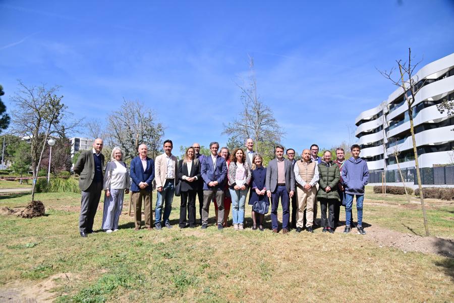 Firma pacto huella cero centros educativos 1.jpg El Alcalde, Aitor Retolaza y los concejales de Movilidad, Roberto Fraile y Educación, Ana Sotos, junto a los representantes de los 9 centros educativos que han firmado el Pacto Huella Cero