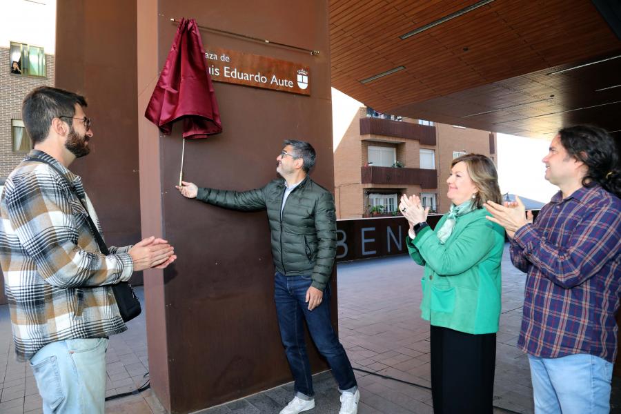 Plaza Luis Eduardo Aute 1.jpeg El vicealcalde, destapando la placa de denominación Luis Eduardo Arte en el Centro de Arte