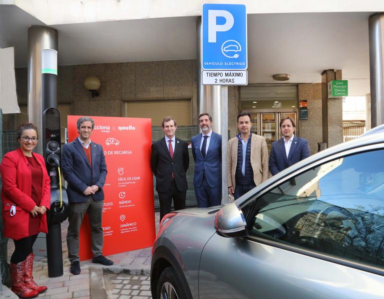 Presentación nuevos punto recarga 1.jpeg El alcalde, Aitor Retolaza, el concejal de movilidad, Roberto Fraile y la concejala de M. Ambiente, Cristina Martínez, junto a los representantes de Acciona Recarga y Qwello en la presentación de los tres nuevos puntos de recarga en Alcobendas
