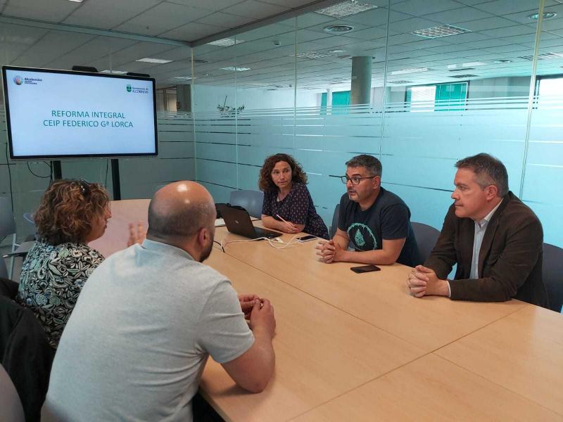 Reunón AMPA CEIP Federico García Lorca.jpeg El vicealcalde, Rafa Sánchez Acera y la concejal ade Educación, Ana Sotos, reunidos con los representantes del AMPA del Colegio Federico García Lorca