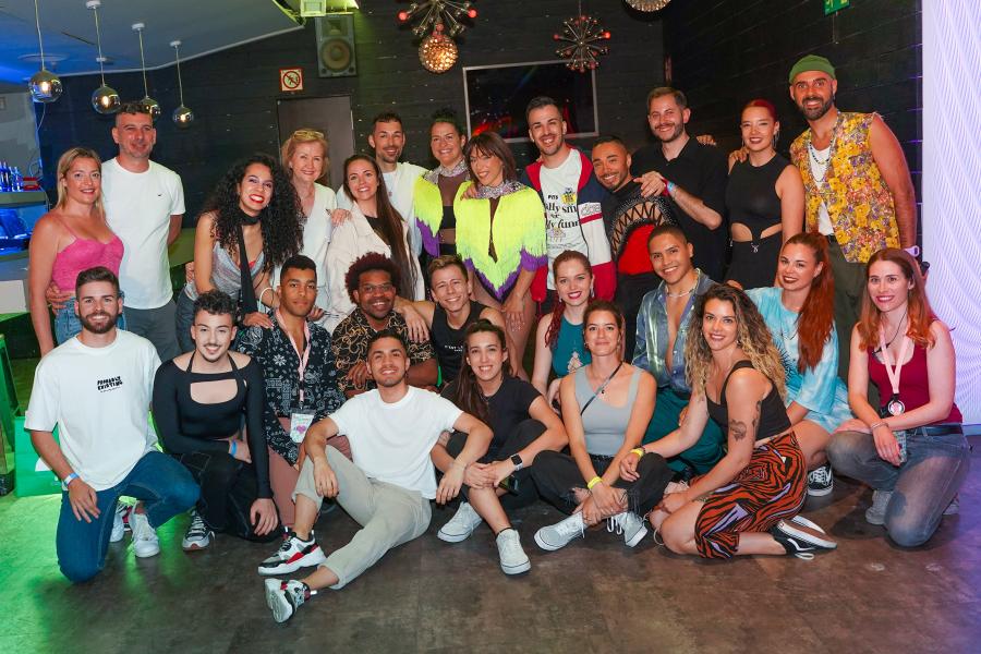 Concejala y miembros de las entidades adheridas.jpeg La concejala de Promoción de la Igualdad, Ofelia Culebradas, junto a alumnos y alumnos de los centros y escuelas de baile que ya se han adherido al compromiso "Báilame libre"
