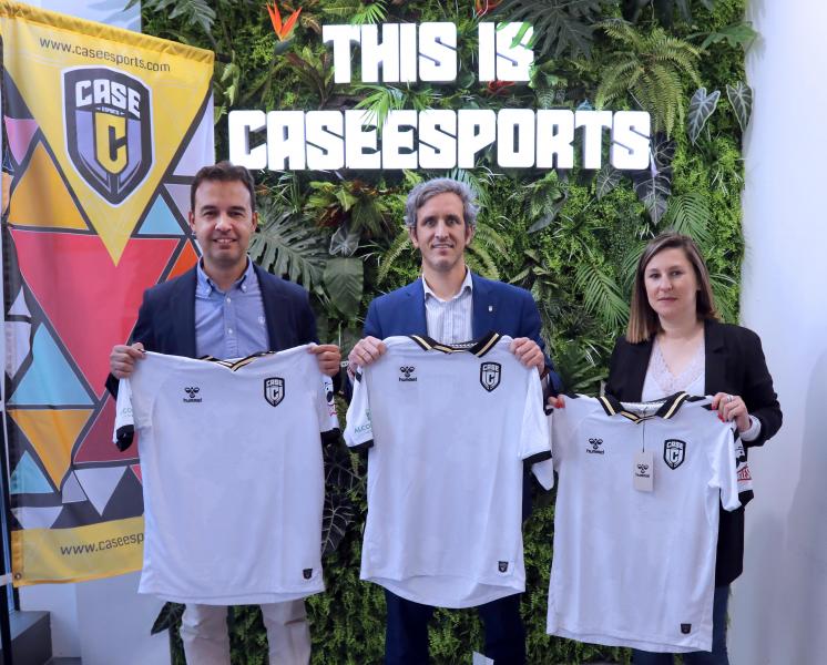 Convenio con Case Esports 2.jpeg El alcalde y los concejales de deportes y desarrollo económico, tras la firma del convenio con el club Case Esports