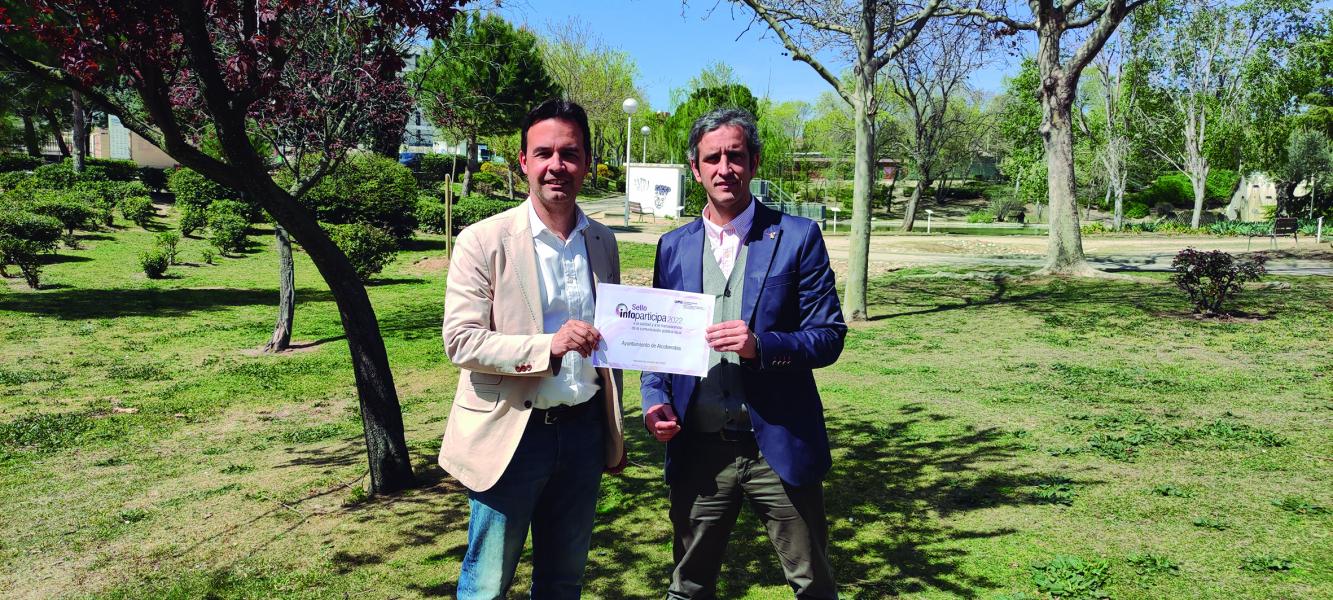 pag 07.jpg El alcalde, Aitor Retolaza y el concejal de Innovación, Roberto Fraile con el diploma que certifica haber recibido el Sello Infoparticipa 2022