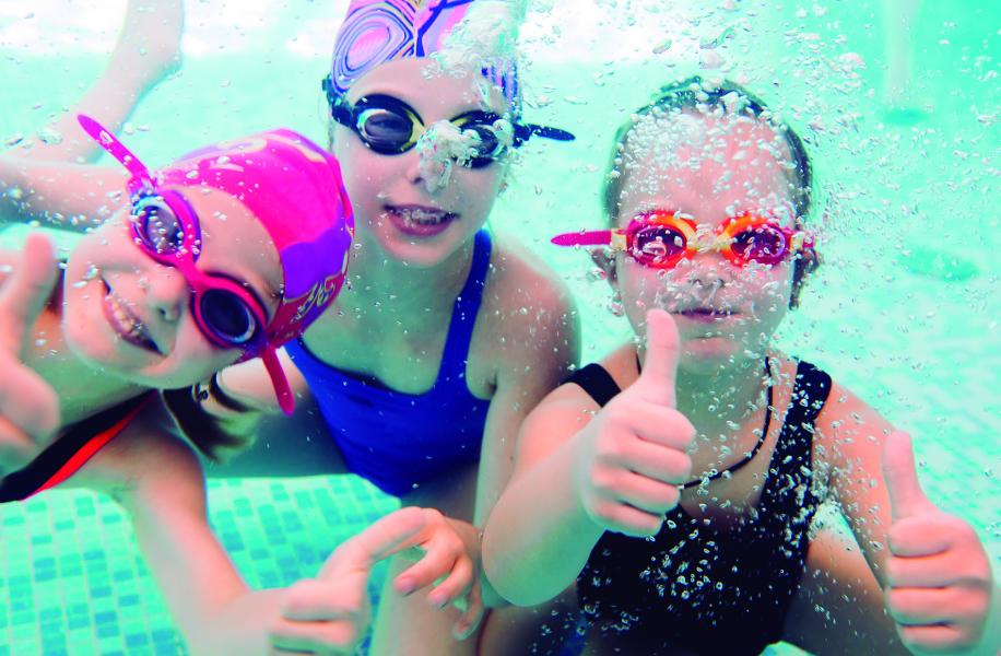 Niños en piscina.jpeg Comienzan las inscripciones para la campaña de verano de deportes