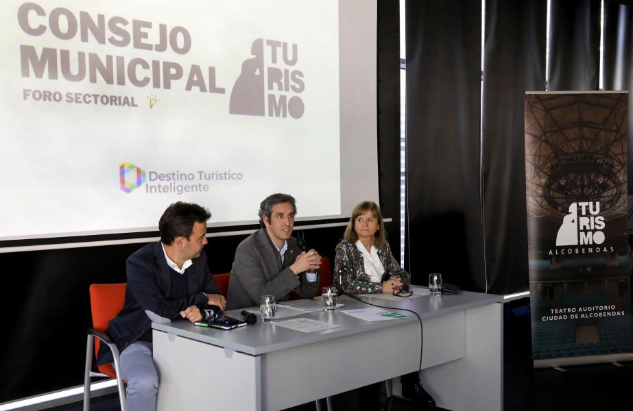 Consejo Turismo.jpeg El alcalde, Aitor Retolaza y el concejal de Desarrollo Económico, Roberto Fraile, durante el acto de constitución del Consejo Municipal de Turismo de Alcobendas