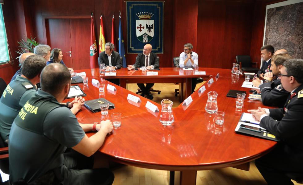JUNTA LOCAL DE SEGURIDAD-1.jpg La Junta, copresidida por el delegado del Gobierno, y el alcalde, con presencia de responsables de todos los cuerpos policiales