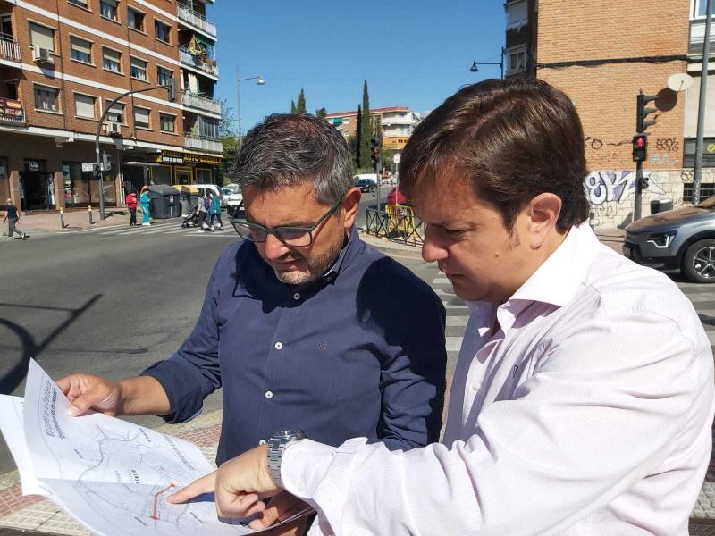 foto visita calle.jpeg El vicealcalde, Rafa Sánchez Acera y el concejal de Distrito Centro, visitando las obras