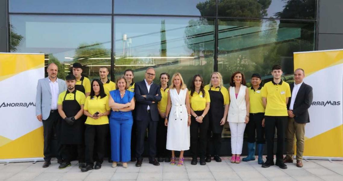 ahorra mas1.jpeg La alcaldesa, Rocío García Alcántara, en la inauguración de al tienda AhorraMas