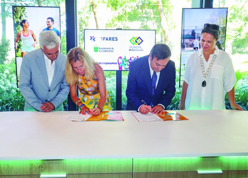 COFARES-1.jpg La alcaldesa, Rocío García Alcántara, durante la firma de un convenio con Cofares