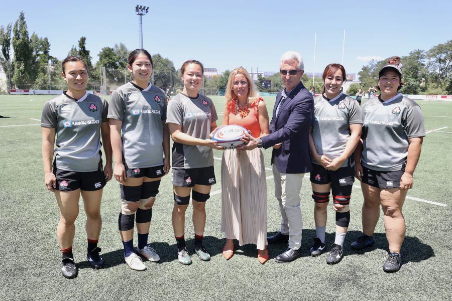 La alcaldesa y el concejal de deportes con la selección japonesa de rugby.jpg La alcaldesa y el concejal de deportes con la selección japonesa de rugby.