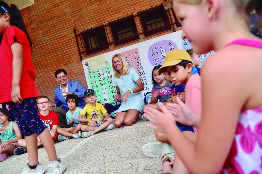 colonias.jpeg La alcaldesa, Rocío García Alcántara, en su visita a la colonia urbana del CEIP Antonio Machado
