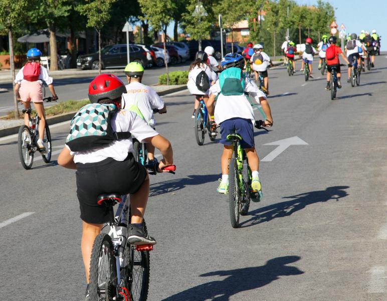 Semana de la movilidad. Niños montando en bicicleta Semana de la movilidad. Niños montando en bicicleta