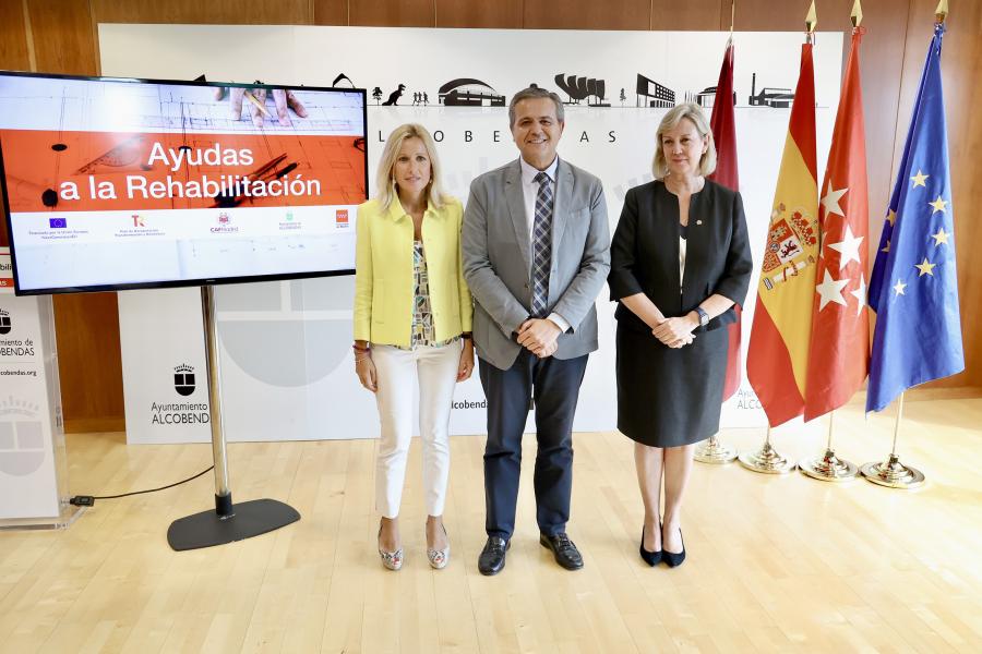 imagen 2.jpeg La alcaldesa, el consejero de vivienda y la decana del colegio de administradores de propiedad